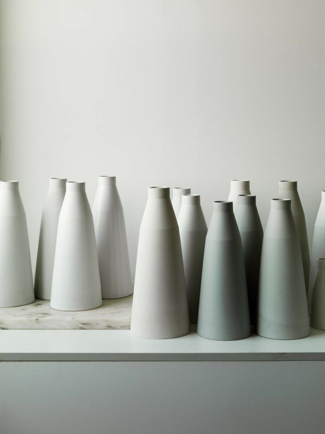 Asiatisk minimalism inspirerar. Lerinder har experimenterat på en japansk keramisk fabrik. Hennes signum är de tidlösa stengodsflaskorna. Ateljéproduktion, finns hos Konsthantverkarna. Anna Lerinder keramik foto Felix Odell7