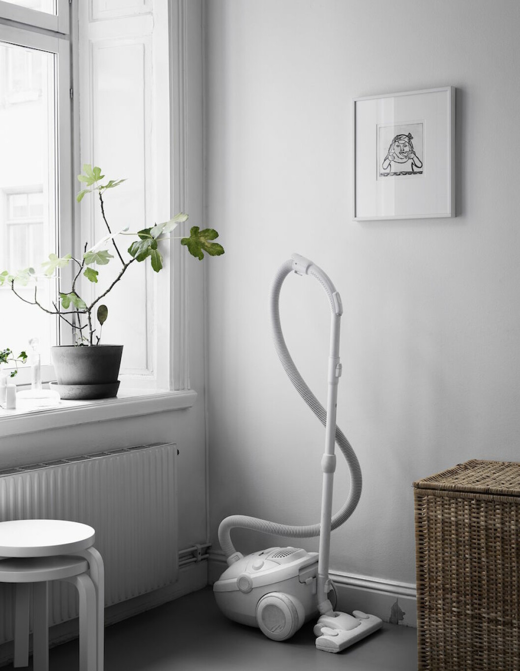 <em>Dammsugaren av <p></p><p>Pia Wallin för Electrolux har mer än sjutton år på nacken och sjunger på sista versen. »Jag hoppas att </p><p>de gör en ny variant av denna. Jag vet verkligen inte vad </p><p>jag ska ha för dammsugare annars«, </p></em><p><em>säger esteten Anna. På väggen en tavla av Lena Cronqvist. Pallar Alvar Aalto.</em></p> Dammsugare från Pia Wallin för Electrolux.