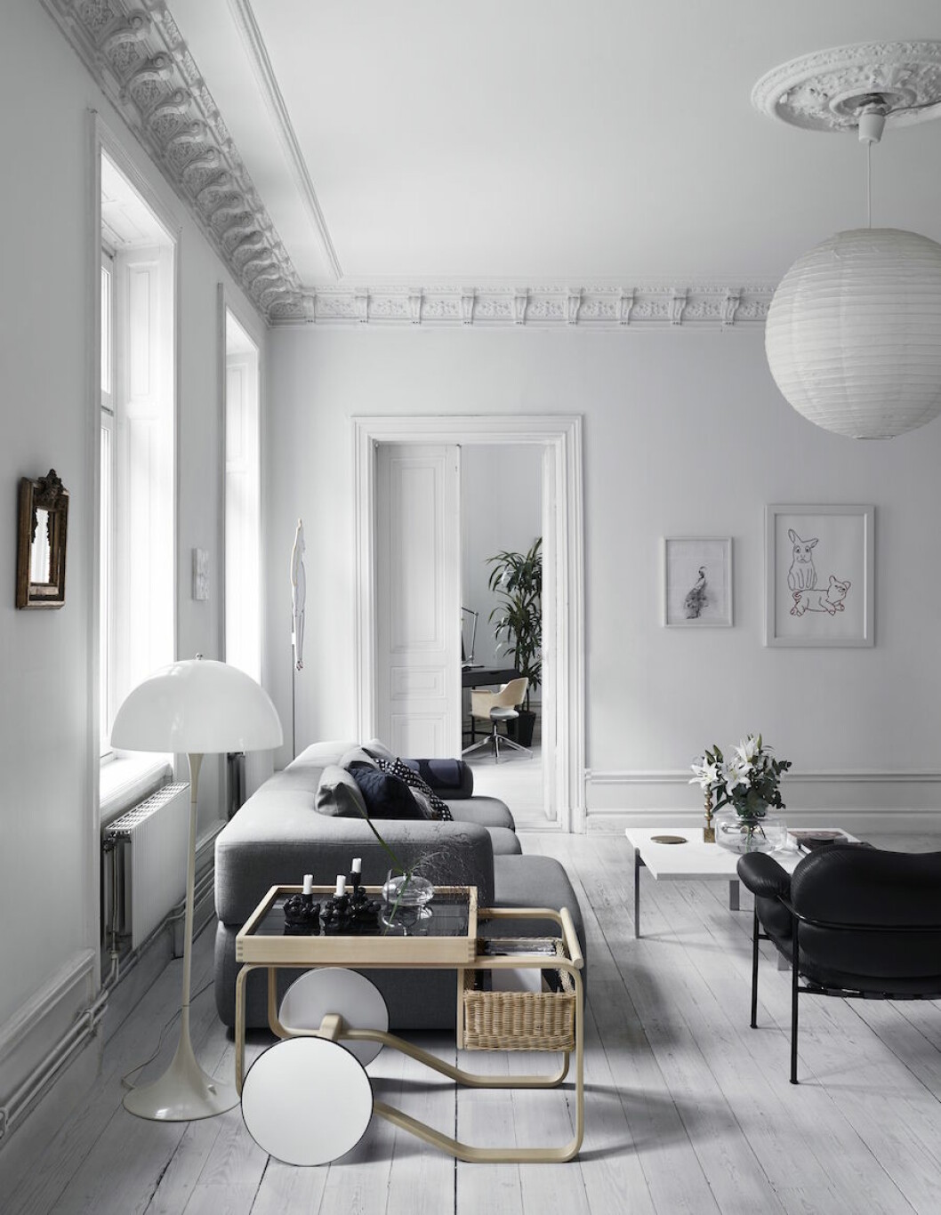 Anna Teurnells vardagsrum med soffa, rislampa och golvlampa från Verner Panton. 