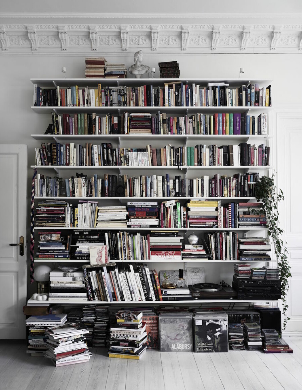 <em>Anna har alltid minst en bok på gång, lättare litteratur på resorna, tyngre hemma.</em> Bokhylla hemma hos Anna Teurnell.