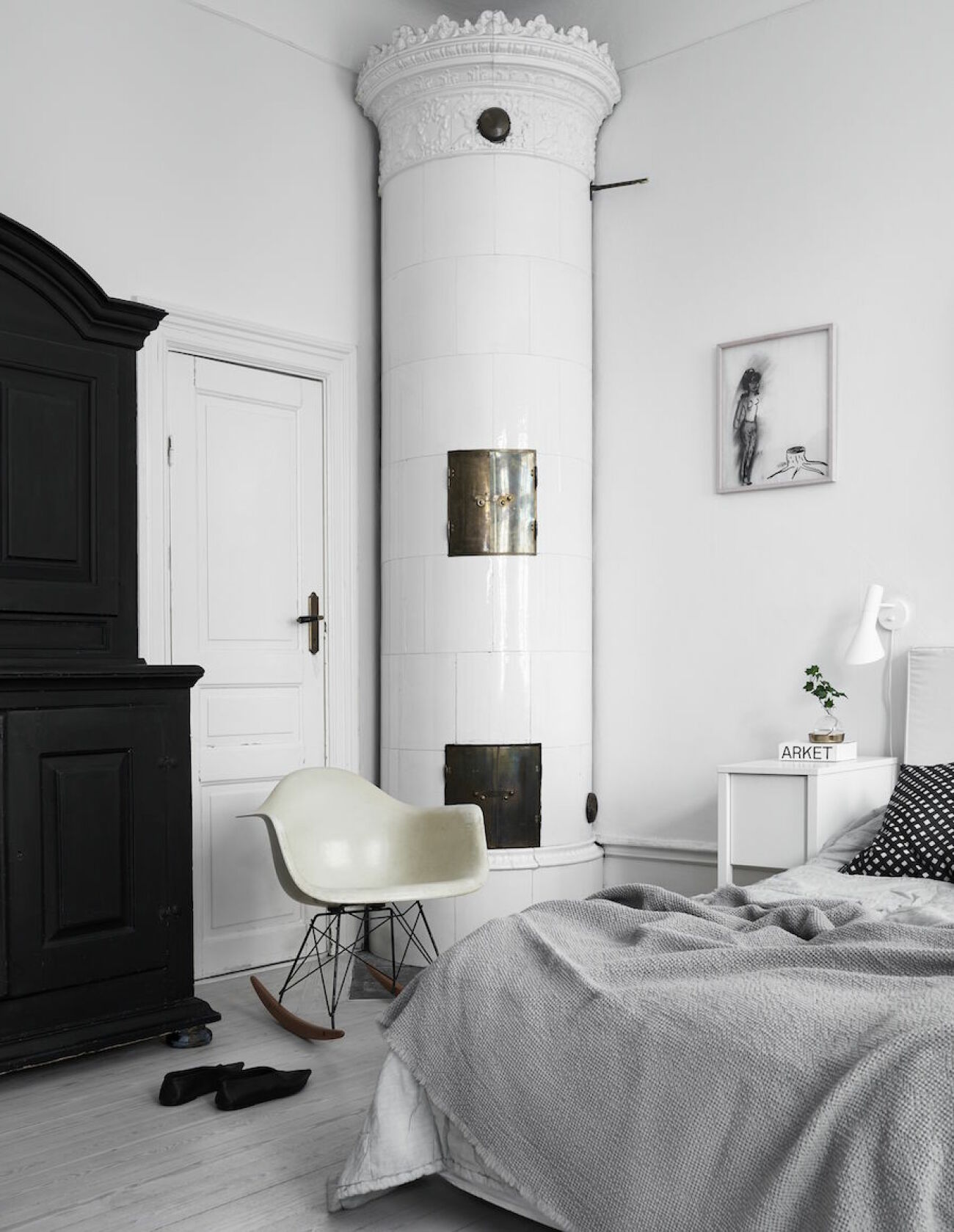 Bild på Anna Teurnells sovrum med kakelugn. 