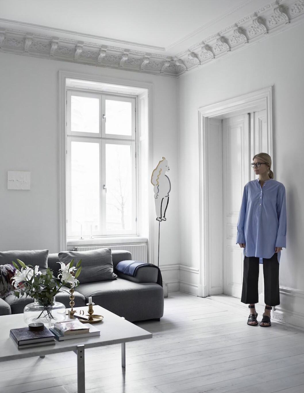 <em>Anna har samlat konst i hela sitt liv. Här en skulptur av Stina Eidem som påverkar hela rummet. Annas skjorta från Arket.</em> Anna Teurnell i sitt vardagsrum.