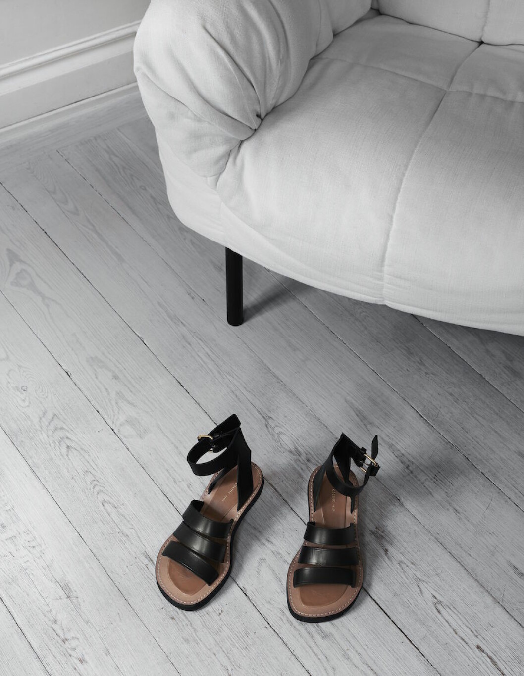 <em>Skor från Céline köpta på Vestiaire, fåtölj från Arflex. </em> Närbild på skor från Céline.