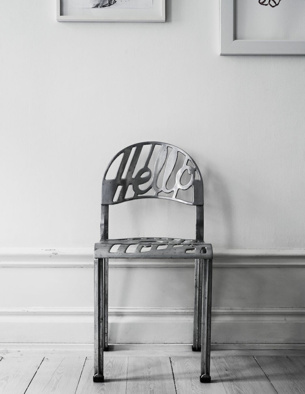 <em>Stolen Hello hittades för många år sedan i ett soprum på Designcenter i Stockholm.</em> Metallstol från Designcenter.