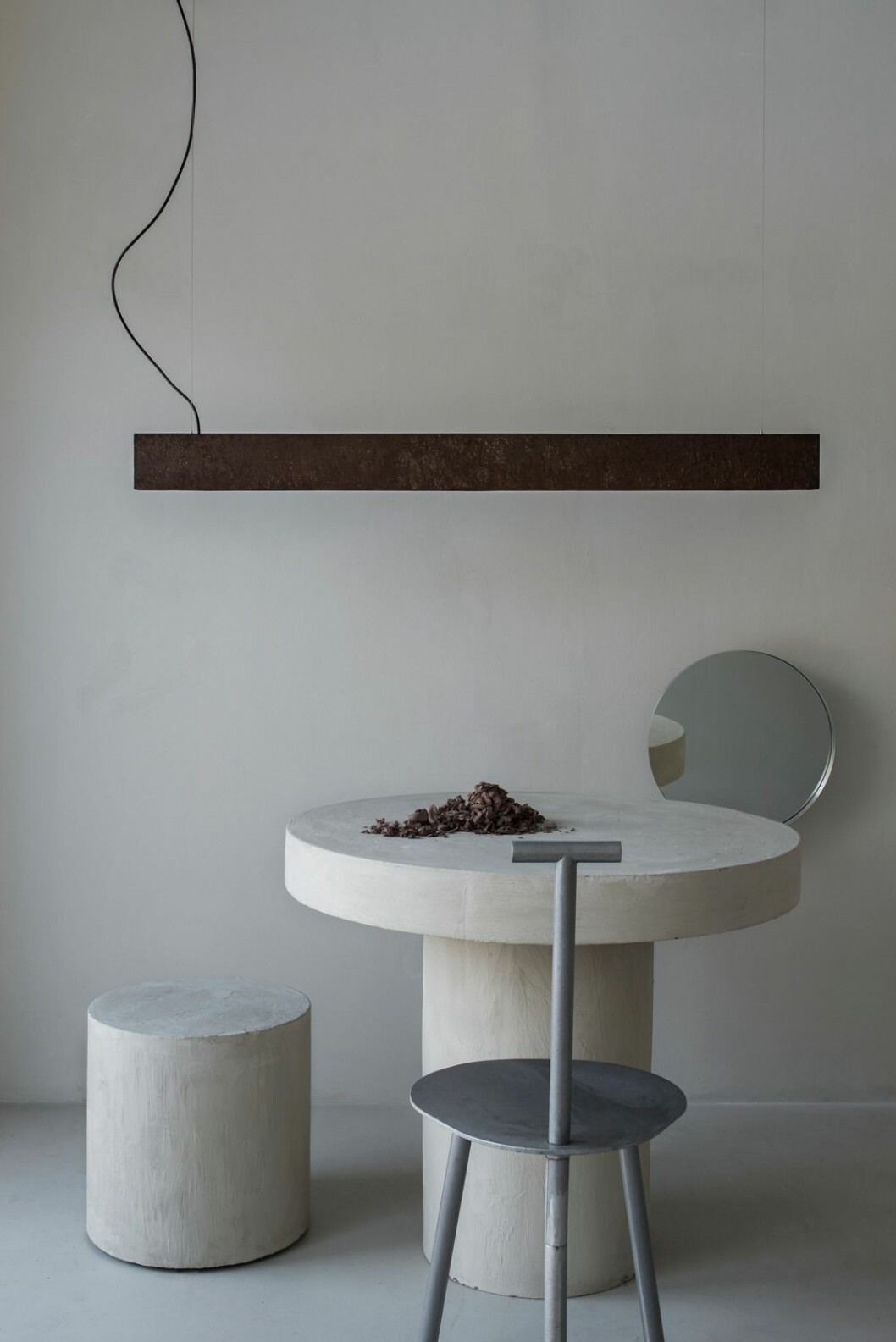 Armatur med rostig yta, design Matti Carlson. Stol Spade chair av Faye Toogood, spegel av Nick Ross för Menu.