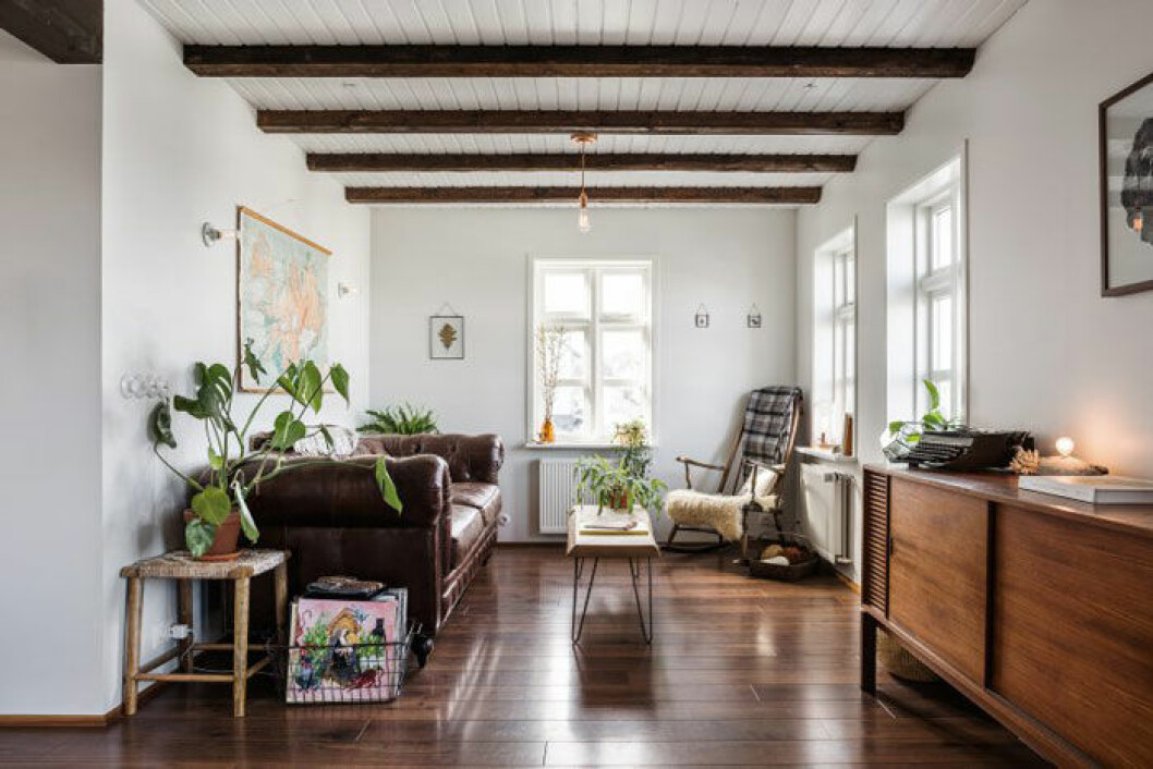 Anthony och Ýr har renoverat huset tillbaka till sin ursprungliga charm med synliga takbjälkar. Bord och sideboard har Anthony gjort själv. Anthony och Ýr har renoverat huset tillbaka till sin ursprungliga charm med synliga takbjälkar. Bord och sideboard har Anthony gjort själv.