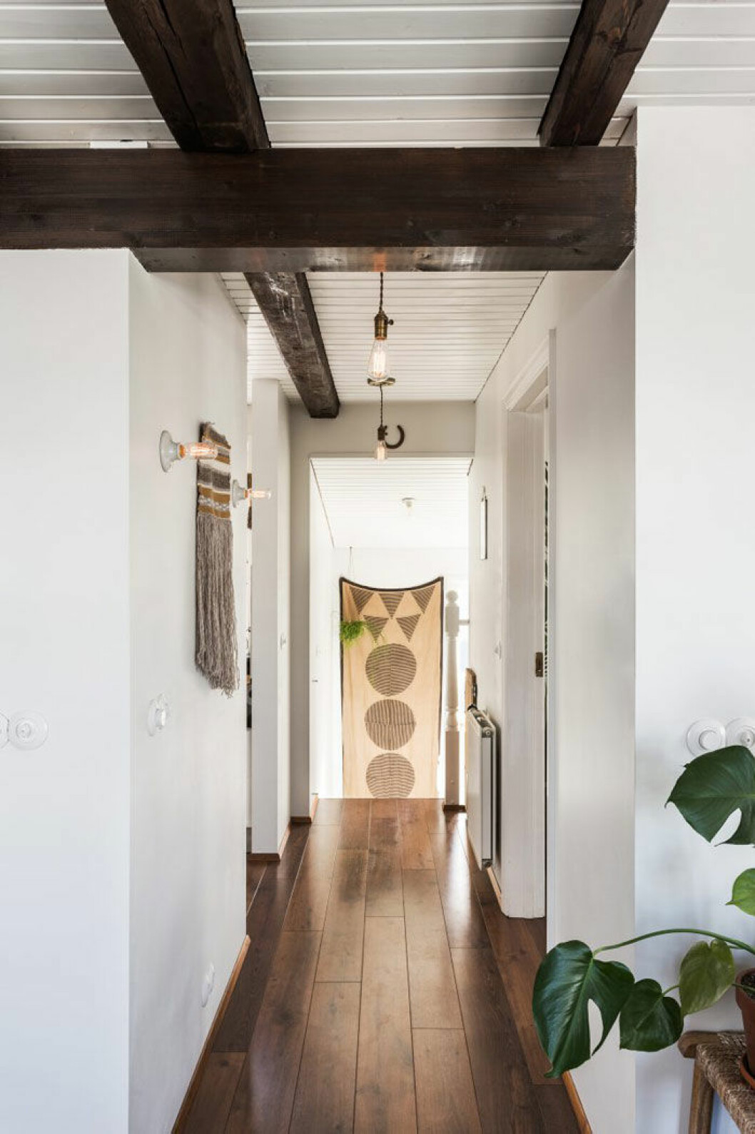 Väggbonad av Ýr, samt en sidentextil, en present från Block shop textiles i Los Angeles. Väggbonad av Ýr, samt en sidentextil, en present från Block shop textiles i Los Angeles.