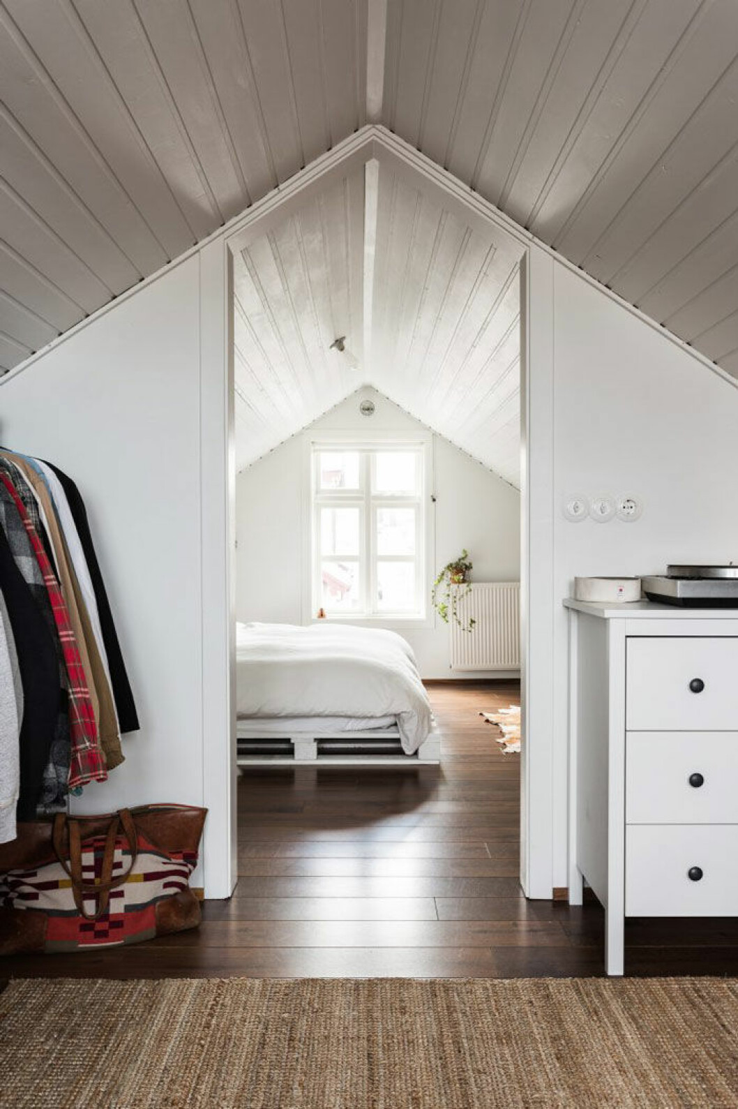 Sovrummet har en säng som Anthony byggt av gamla lastpallar. Husets vind har konverterats till ett loft med balkong ut mot hamnen och skog åt andra hållet. Sovrummet har en säng som Anthony byggt av gamla lastpallar. Husets vind har konverterats till ett loft med balkong ut mot hamnen och skog åt andra hållet.