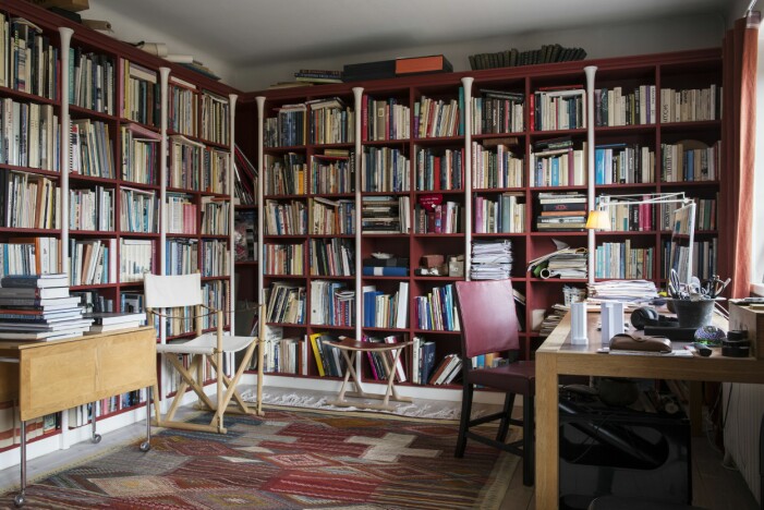 Arbetsrum och bibliotek. Bokhyllor ritade av Olle Rex med stavar lånade från originalinredningen, byggt av Retsloff snickeri, grundat 1932. Stol, Kaare Klints KK 47510, ritad 1933. Arbetsbord med kalkstensskiva ritat av Gösta Jernberg. Klappstol av Mogens Koch. Matta köpt under en resa i Atlasbergen i Marocko. 3D-skisser av höghus på bordet. Arbetsrum och bibliotek.