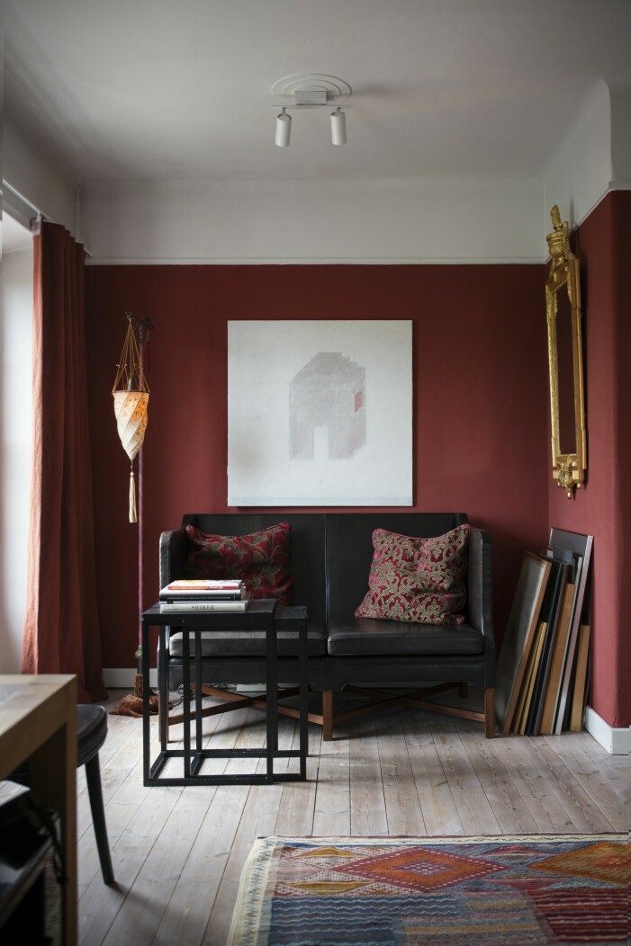 Arbetsrummet med trägolv från 1920. Soffan är Kaare Klints KK41181, ritad för den danske stadsministerns kontor 1930. Från Carl Hansen & søn. Trio, satsbord av Ulla Christiansson, Karl Andersson & söner. Arbetsrum med soffa.