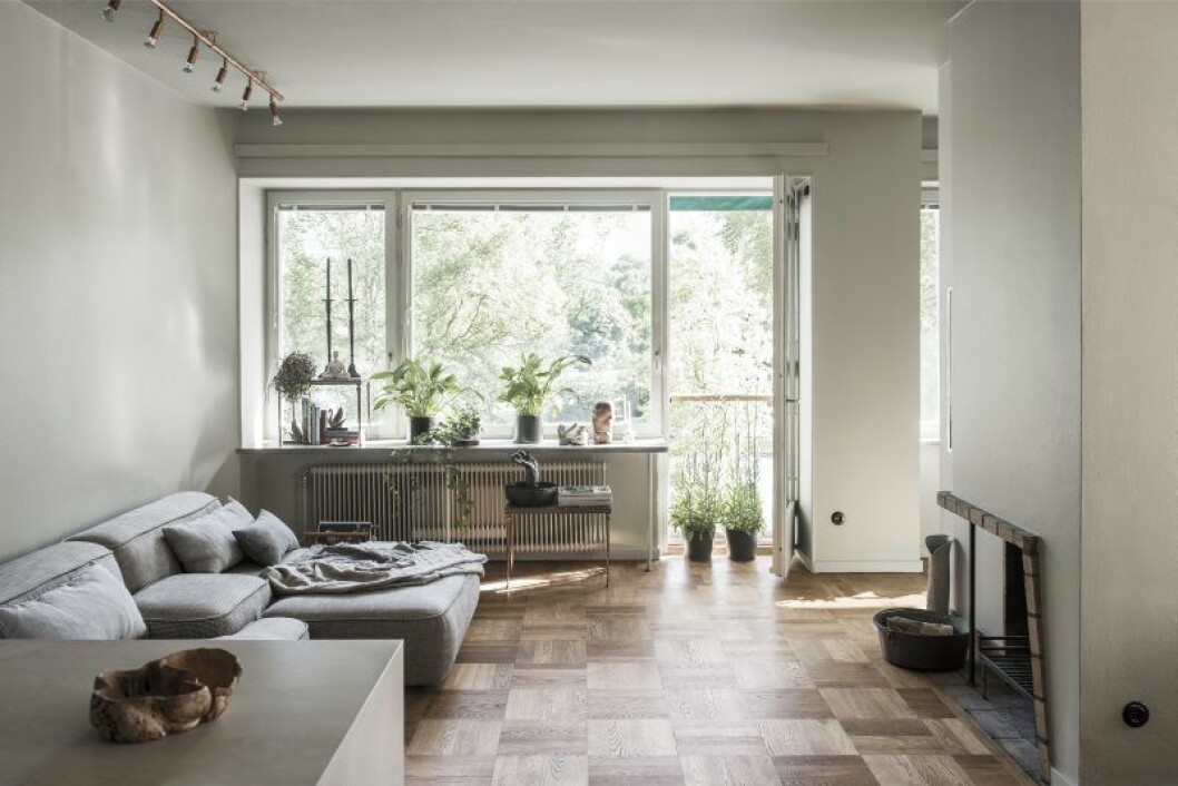 Vardagsrummet, som också fungerar som ateljé, är lägenhetens givna nav. Framför den öppna spisen står soffan Cloud från Lema, designad av Francesco Rota. Vardags- rummet, som också fungerar som ateljé, är lägenhetens givna nav. Framför den öppna spisen står soffan Cloud från Lema, designad av Francesco Rota.