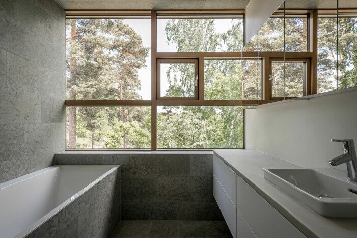 Badrummen är klädda i kalksten. arkitekt AndrénFogelström värmdö