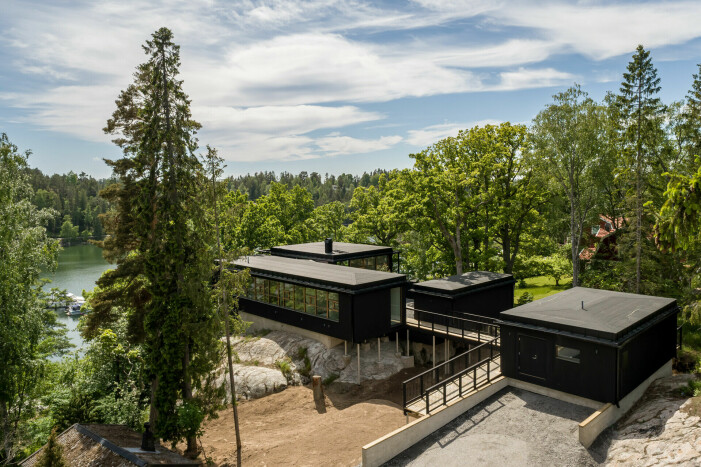 Fastigheten består av flera olika byggnader – huvudbyggnad, ateljé och gästhus. arkitekt AndrénFogelström värmdö