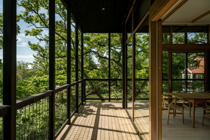 Huset ligger uppe på en klippa vilket ger en känsla av att bo uppe vid trätopparna. arkitekt AndrénFogelström värmdö