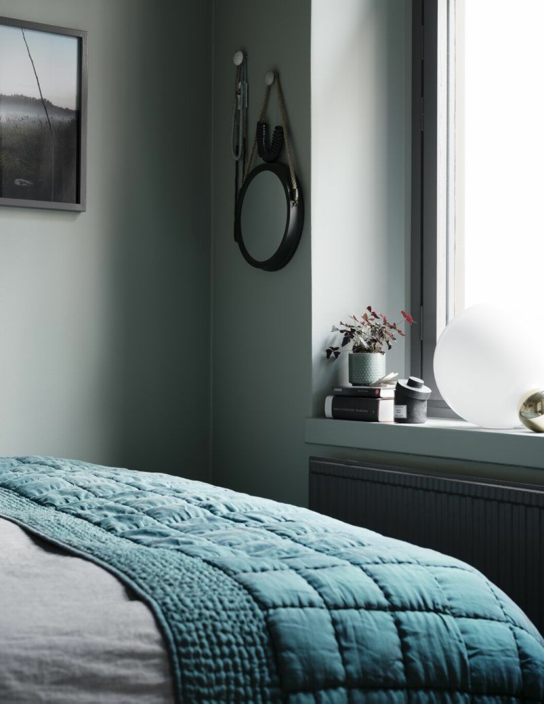 Tänkt för en enkel barnsäng är sovrummet i dag i minsta laget, parets dubbelsäng upptar så gott som hela golvytan. Lampa Copycat från Flos. Överkast Himla. arkitektparets lagenhet foto kristofer johnsson7