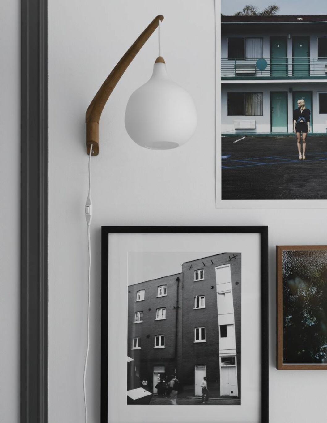 Vardagsrummets långvägg pryds av bland annat Andreas Parts egna fotografier, flera av dem tagna i Londons Bankside, stadsdelen där paret bodde under sina studier vid University of Greenwich. arkitektparets lagenhet foto kristofer johnsson10