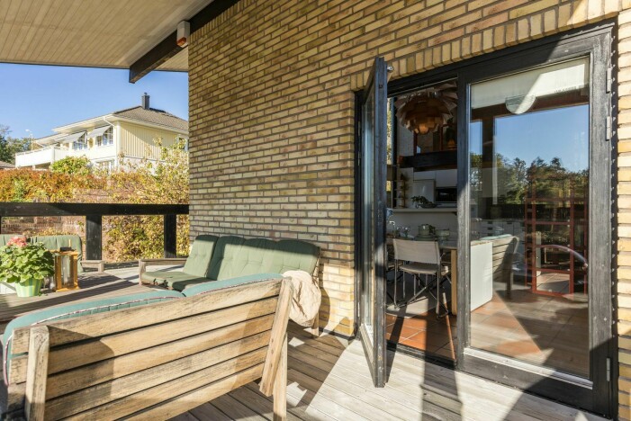 Njut av solen på den mysiga uteplatsen. Arkitektritad etagevilla till salu i Kållered, uteplats