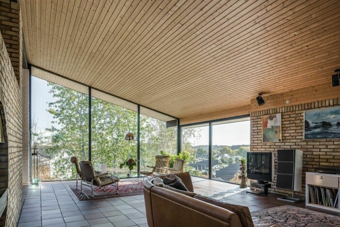Njut av den fantastiska utsikten och det behagliga ljusinsläppet. Arkitektritad etagevilla till salu i Kållered, vardagsrum