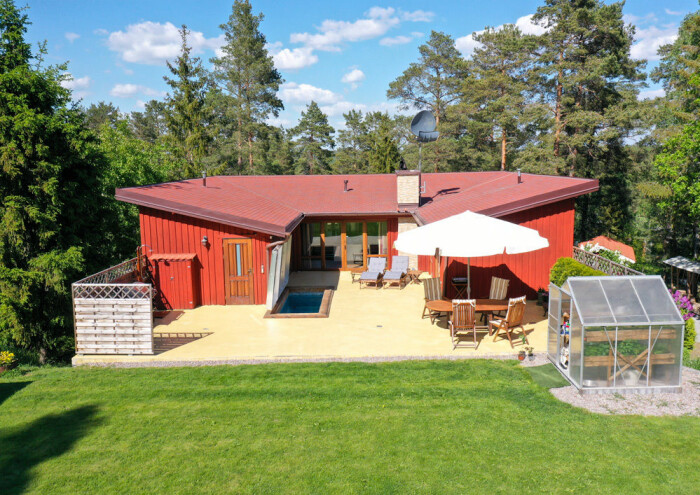 Arkitektritad sommarstuga vid Mälaren. Foto: Camera Lucida Sommarstuga i Strängnäs.
