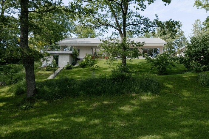 Den rymliga villan mitt bland naturen i Boo Gård. Arkitektritad lyxvilla i Saltsjö-Boo utanför Stockholm