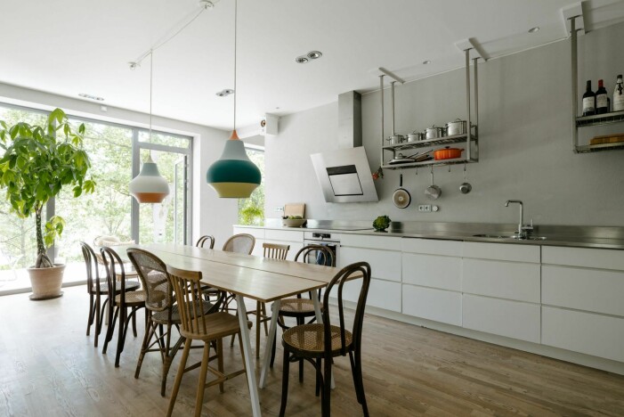 Bjud in till middagsbjudning i det rymliga köket med en maffig matplats. Arkitektritad lyxvilla i Saltsjö-Boo utanför Stockholm, köket