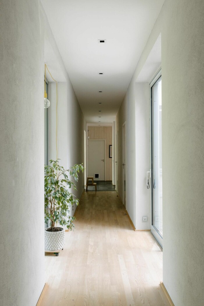 Klassiska neutraler genomsyrar hemmiljön. Arkitektritad lyxvilla i Saltsjö-Boo utanför Stockholm, hall och korridor