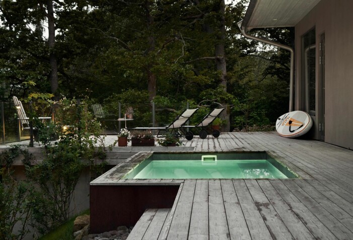 Runda av dagen med ett härligt dopp i poolen. Arkitektritad lyxvilla i Saltsjö-Boo utanför Stockholm, pool