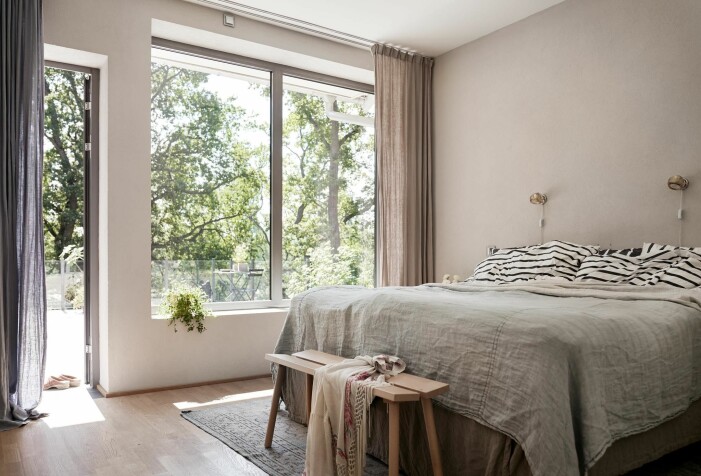 Rymligt sovrum i en härligt jordnära färgpalett. Arkitektritad lyxvilla i Saltsjö-Boo utanför Stockholm, master bedroom