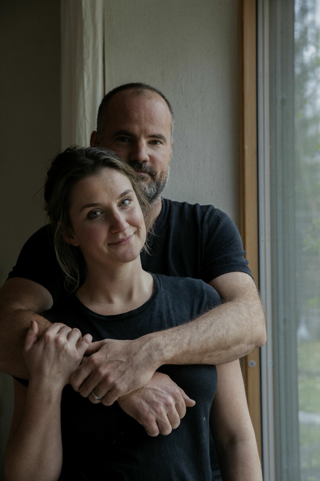 Lina och Johan Sundberg hittade tomten där de byggt sitt hus tack vare ett besök på. Skillebyholms höstmarknad. Ute och inne flyter ihop i hemmet och all ledig tid tillbringar de trädgården. Arkitektritade trähuset – med magiskt orangeri