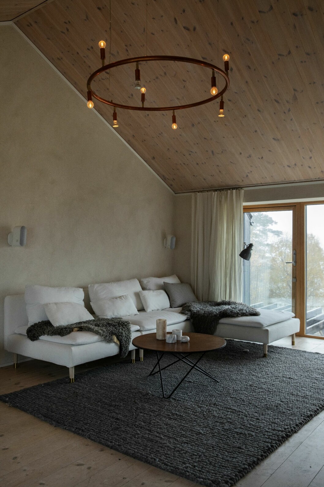 Armaturen är en specialbeställning från Örsjö belysning där Jonas Bohlins Star modifierats med tre uppåtgående lampor. Arkitektritade trähuset – med magiskt orangeri
