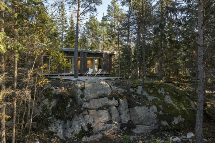 Skjutväggarna adderar en lekfull detalj till huset. » Det är kul att gå och skjuta på de här «, säger Emelie. Arkitektritat hus i skogen.