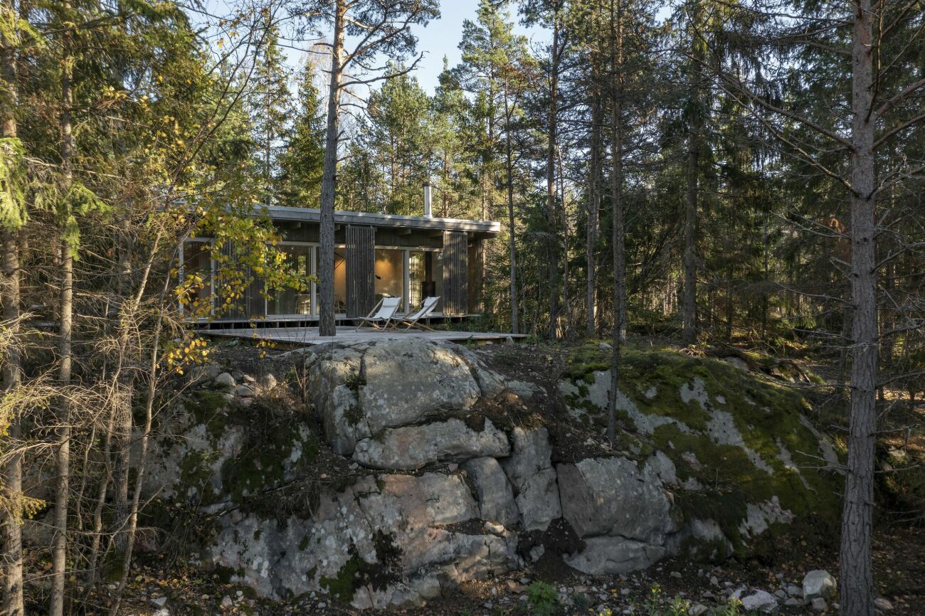 Arkitektritat hus i skogen.