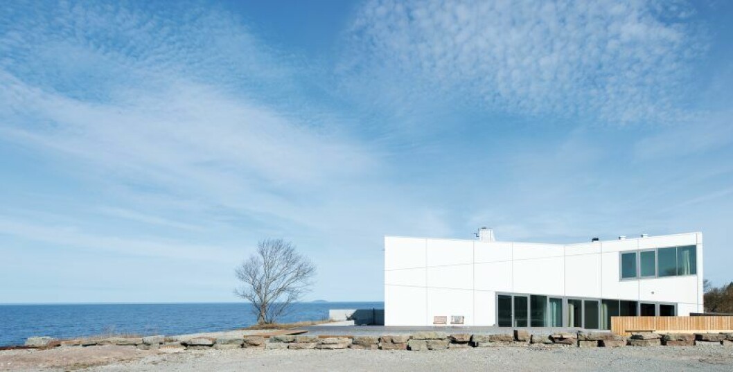 Vi tror på högblankt! Claesson Koivisto och Runes privatvilla Widlund house på Öland frontar förutom med en blank utsida en korsetterad midja, en karakteristisk detalj. Villa Widlund Öland, CKR03-2012