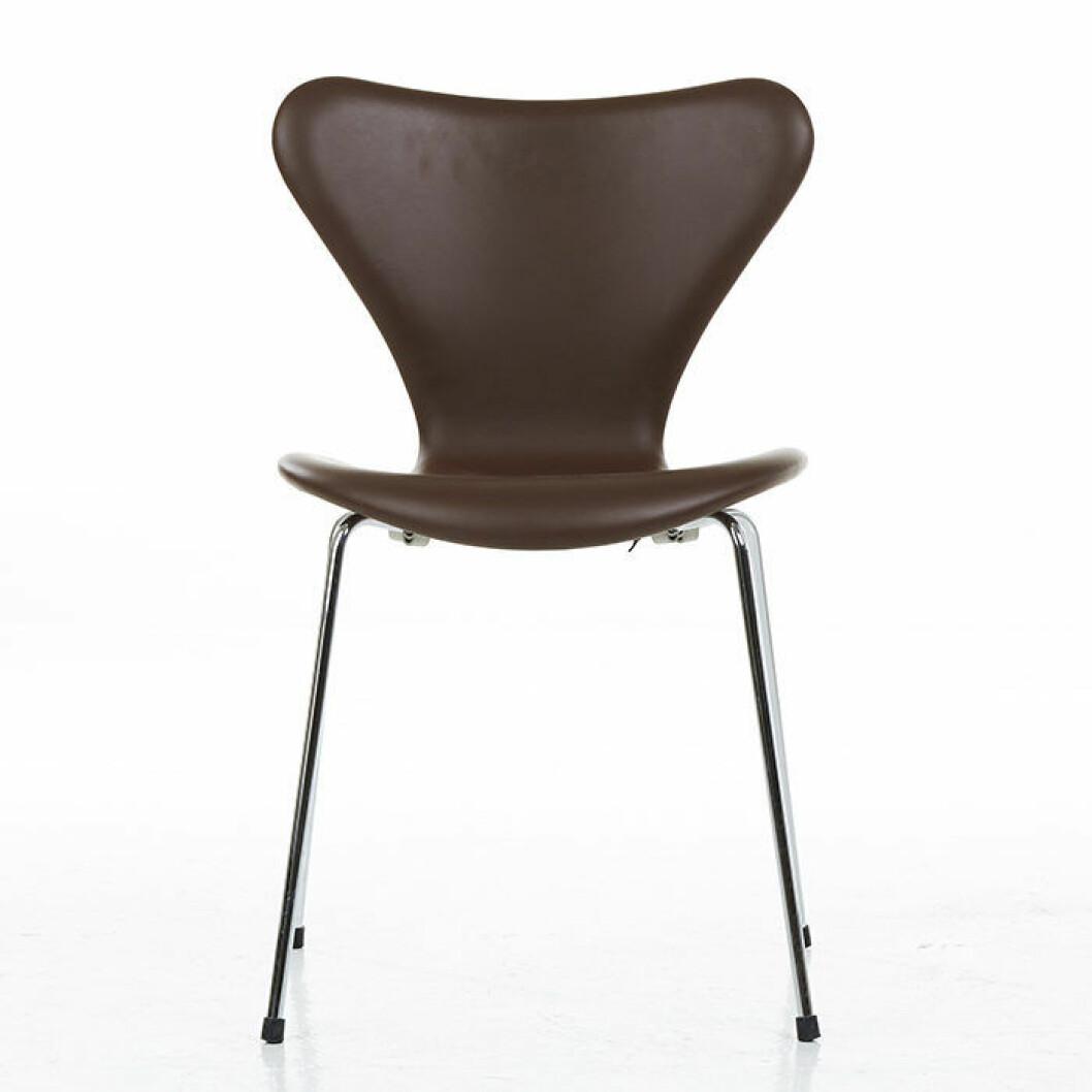 Stolen <em>Sjuan</em>, formgiven av Arne Jacobsen. Såldes för 3400 kronor. Foto: Stockholms Auktionsverk Stolen Sjuan formgiven av Arne Jacobsen