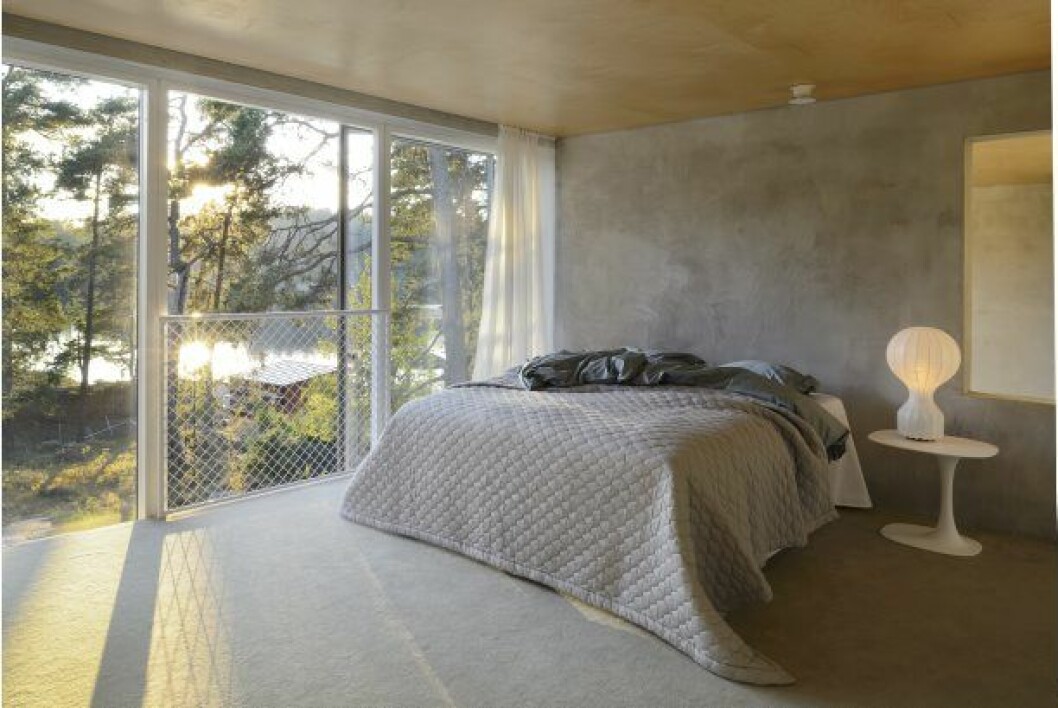 Sovrummet med stor öppning ner mot vattnet och privat badplats, matta Dahl agenturer. Lampa Snoopy av Pier Giacomo & Achille Castiglioni. arrhov frick_5
