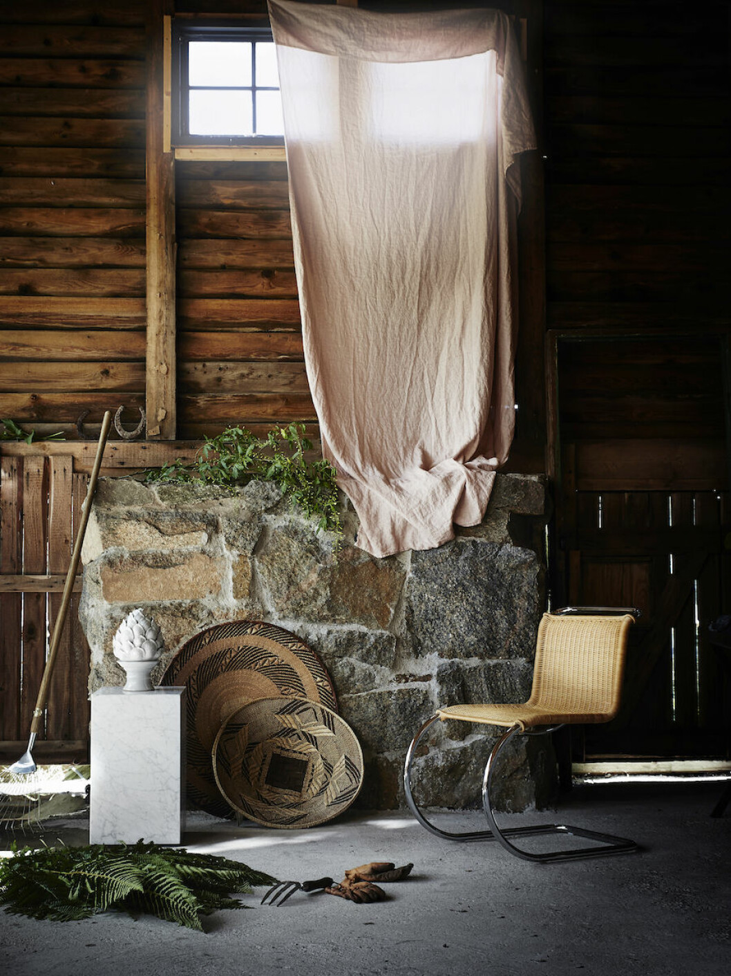 Vintagekorgar, pris på förfrågan. Piedestal Plinth Marble från Menu, 8 499:-, vas Artichoke Spirit från Artilleriet, 2 495:-, gardin från Caravanne, från 2 399:-, Stol MR Chair Rattan från Knoll, 12 700:-. Foto: Fanny Hansson. Mies van der Rohe-stol i Artilleriets vackra garage.