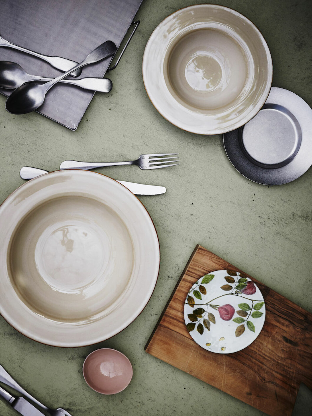 Tallrikar Degustation Bowls från Artilleriet, från 275:-. Stekbleck Carbon Steak Plates från Artilleriet, från 190:-. Bestick Brick Lane Cutlery från Artilleriet, från 39:-. Tallrik Baguette Round Plate från Artilleriet, 299:-. Bestick Herdmar Rocco Nickel Cutlery från Artilleriet, från 75:-, handgjorda skålar Earth Bowls från Artilleriet, från 150:-, litet fat från John Derian, 520:-. Tallrikar och porslin i Artilleriets eleganta garage.