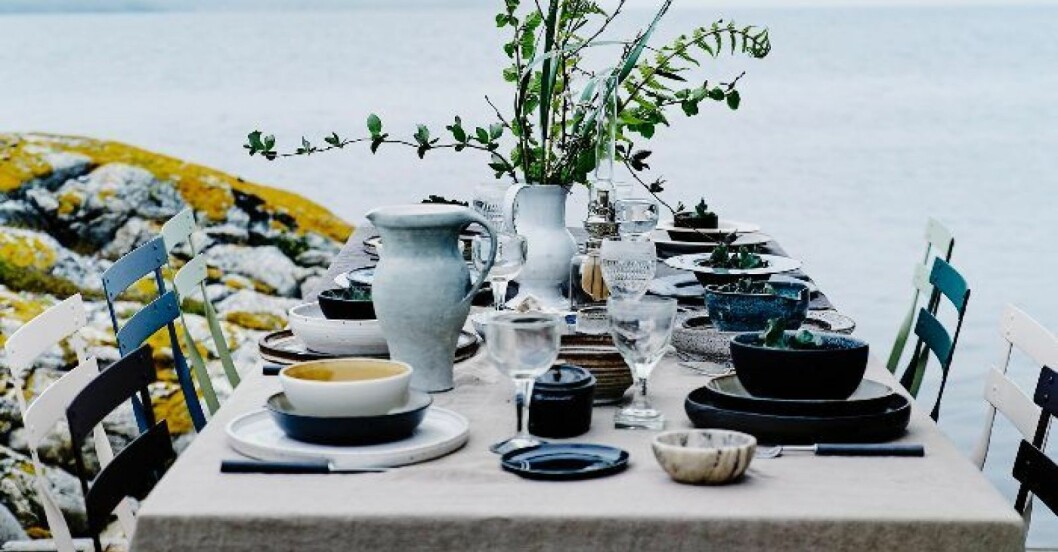 Dukning med produkter från Artilleriet. somrigt porslin till midsommardukningen