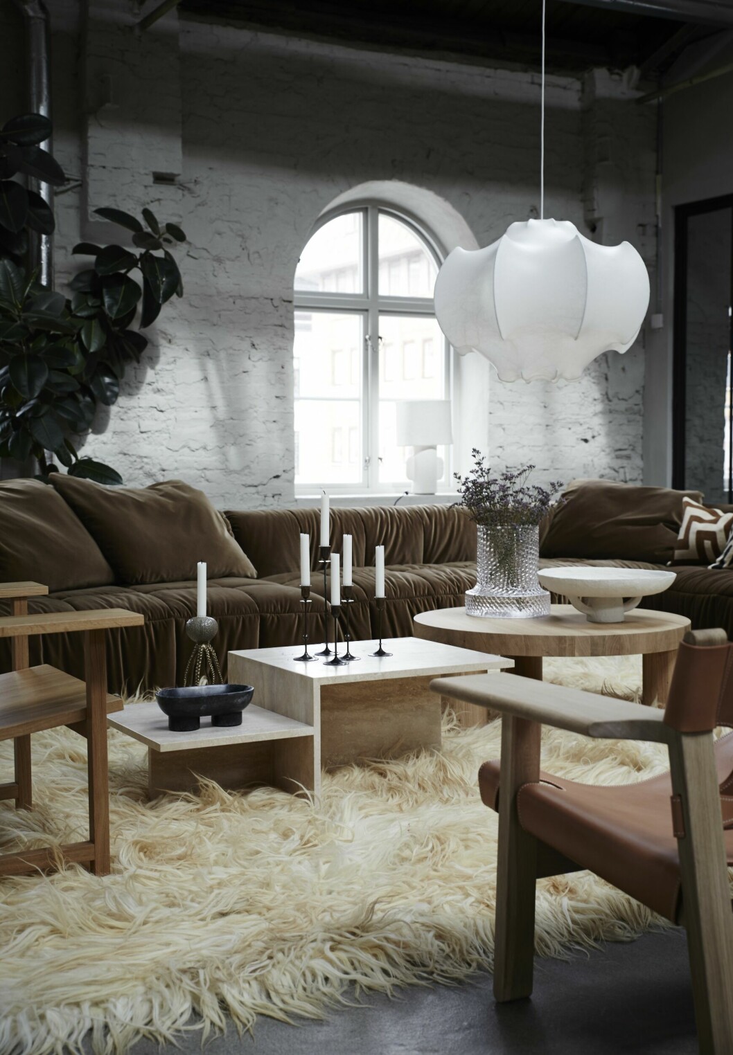 För den rätta mjuka och ombonade känslan. Matta Fuzzy i långhårig ull från Kaukasus, 30 000:-, Artilleriet. Soffan Strips formgavs av Cini Boeri 1968. Från 51 930:-, Arflex. Bord Distinct i travertin, 14 490:-, Ferm living. Ljusstakar, Totem, Artilleriet. Runt bord, Offset, i ek, 23 900:-, Resident. Spanish chair, 49 570:-, Fredericia. Foto: Artilleriet. För den rätta mjuka och ombonade känslan. Matta Fuzzy i långhårig ull från Kaukasus, 30 000:-, Artilleriet. Soffan Strips formgavs av Cini Boeri 1968. Från 51 930:-, Arflex. Bord Distinct i travertin, 14 490:-, Ferm living. Ljusstakar, Totem, Artilleriet. Runt bord, Offset, i ek, 23 900:-, Resident. Spanish chair, 49 570:-, Fredericia. Foto: Artilleriet.