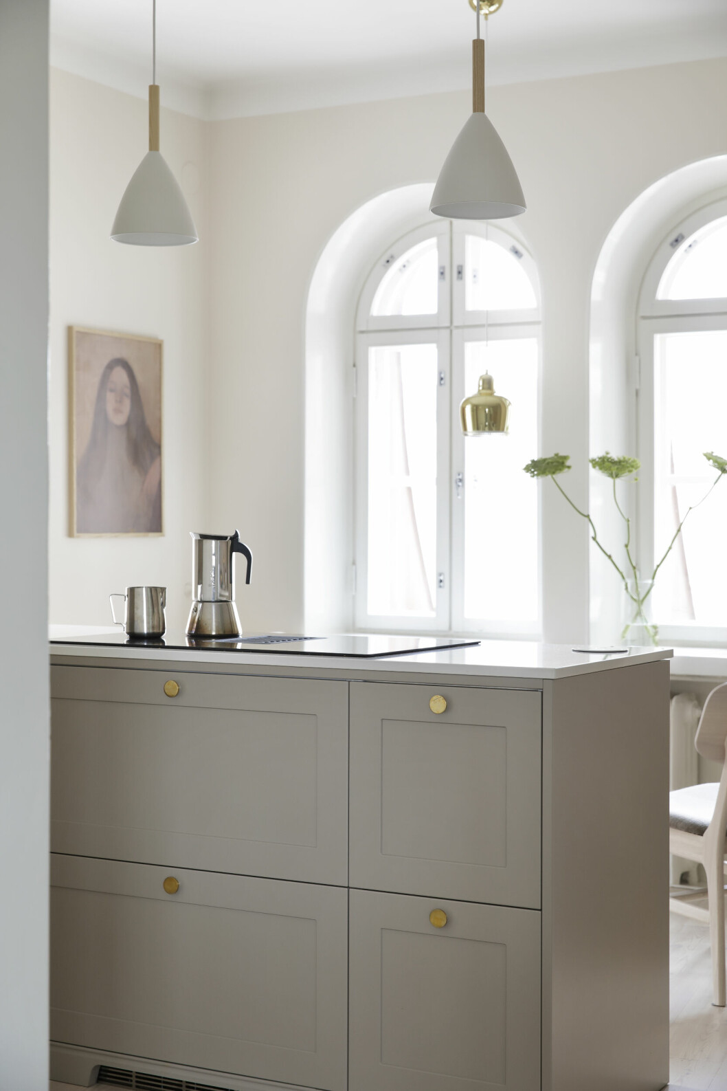 Den jordnära färgpaletten rymmer allt från olika varmgrå till beige nyanser. Köksö i sekelskifteshem