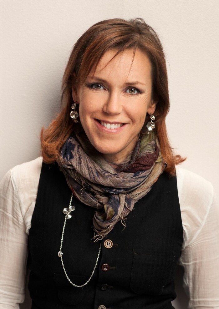 Åsa Larsson, författare och tornedaling. Åsa Larsson författare säljer sitt hus i Mariefred