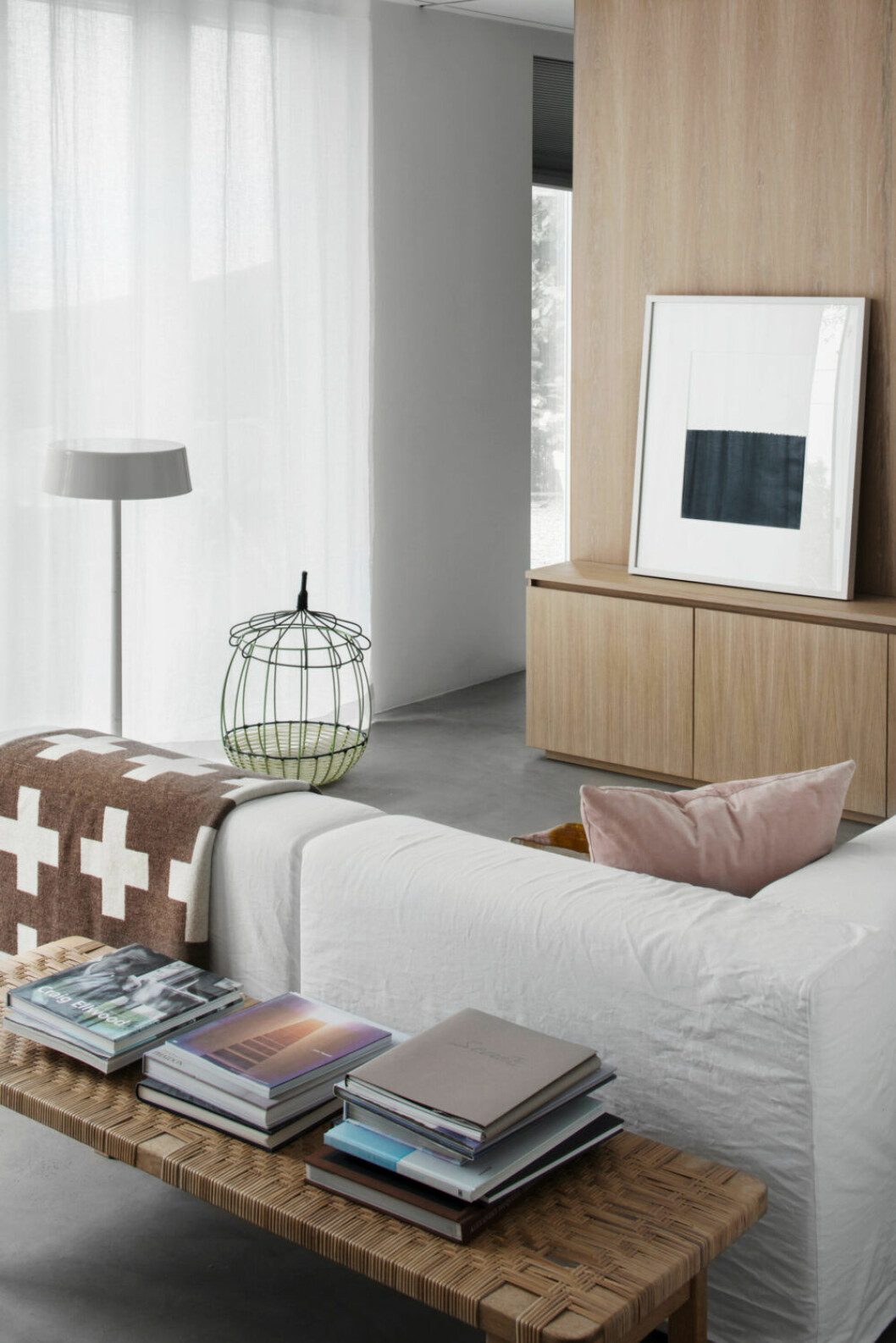 I tv-rummet i den nya delen står en bänk av Børge Mogensen framför soffan från Living divani. Filt Crux blanket, Pia Wallén. Sideboard från Asplund collection. Vardagsrummet hemma hos Asplund.