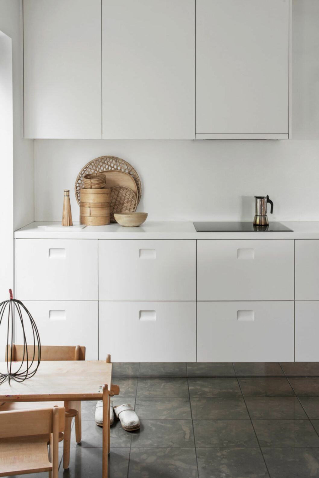 Kök Land av Johannes Norlander för Asplund Kitchen. Eftersom köket står mitt i vardagsrummet ville Sandra och Thomas ha en design som inte utstrålade för mycket kök. Barnstolarna Peters stol och det tillhörande bordet, designade Hans J Wegner för att kunna sätta ihop och ta isär dem utan verktyg. Kök hemma hos Asplund.