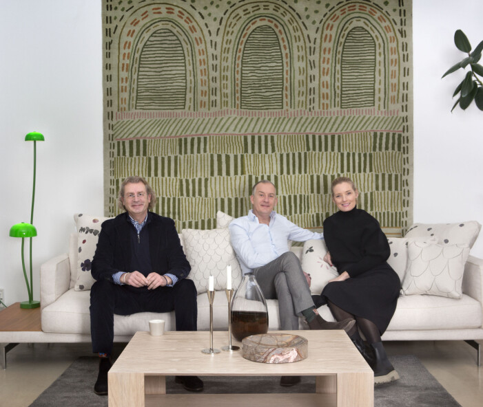 Michael, Thomas & Sandra Asplund i butiken Mikael Asplund, Thomas och Sandra Asplund i butiken, omringad av produkter som de producerat. Foto Louise Billgert.