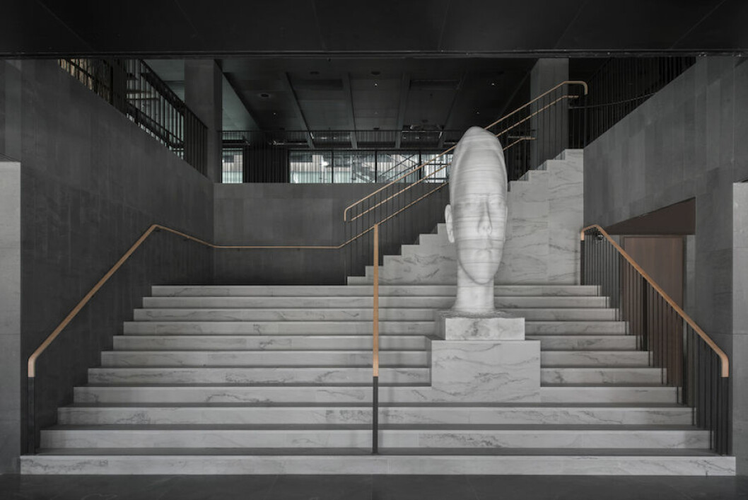 Jaume Plensa är en av konstnärerna som finns representerad på designhotellet At Six i Stockholm. onst av Jaume Plensa på hotell At Six i Stockholm.