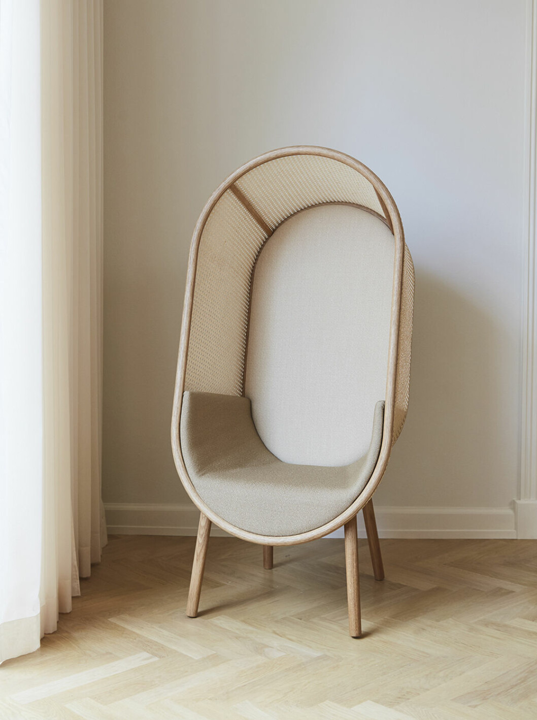Fåtöljen <em>Cocoon Lounge Chair</em> från Atbo i trä och rotting. Cocoon fåtölj från atbo