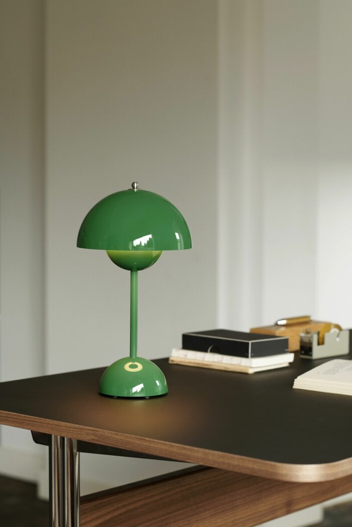 Verner Pantons klassiska Flowerpot i ny grön kostym och i liten, bärbar storlek. Flowerpot portabel