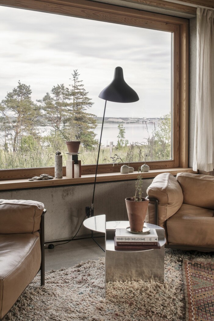 Skön station för avkoppling. Fåtöljer LC3, design av Charlotte Perriand, Pierre Jeanneret och Le Corbusier (1928) för Cassina. Bord i aluminium, Rivet side table, design Jonas Trampedach för Frama (2014) Golvlampa Mantis BS1 av Bernard Schottlander (1951) från DCW editions lighting. Vintagemattor i lager på lager. fåtöljer vid ett fönster
