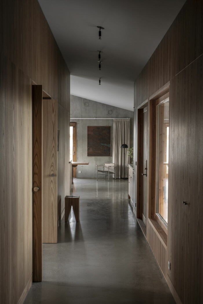 Svala golv för sommarfötter. Slipad platsgjuten betong. Stol LC1 av Le Corbusier, Pierre Jeanneret och Charlotte Perriand (1929) för Cassina, pall Backenzahn stool av Philip Mainzer (1996). Tavla av Simon deBrée. Hall