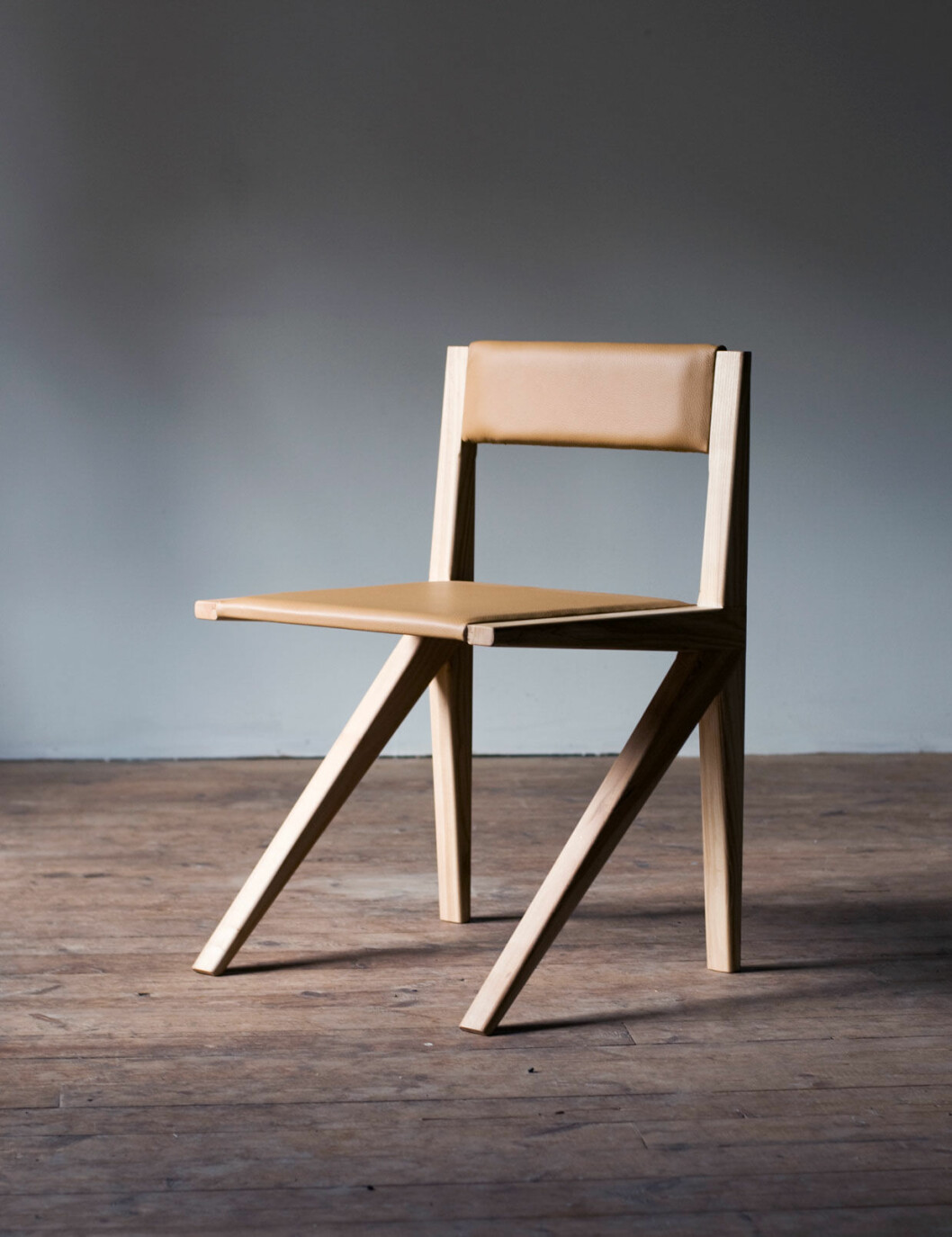 Arrow chair av Erik Järekil för Austere.